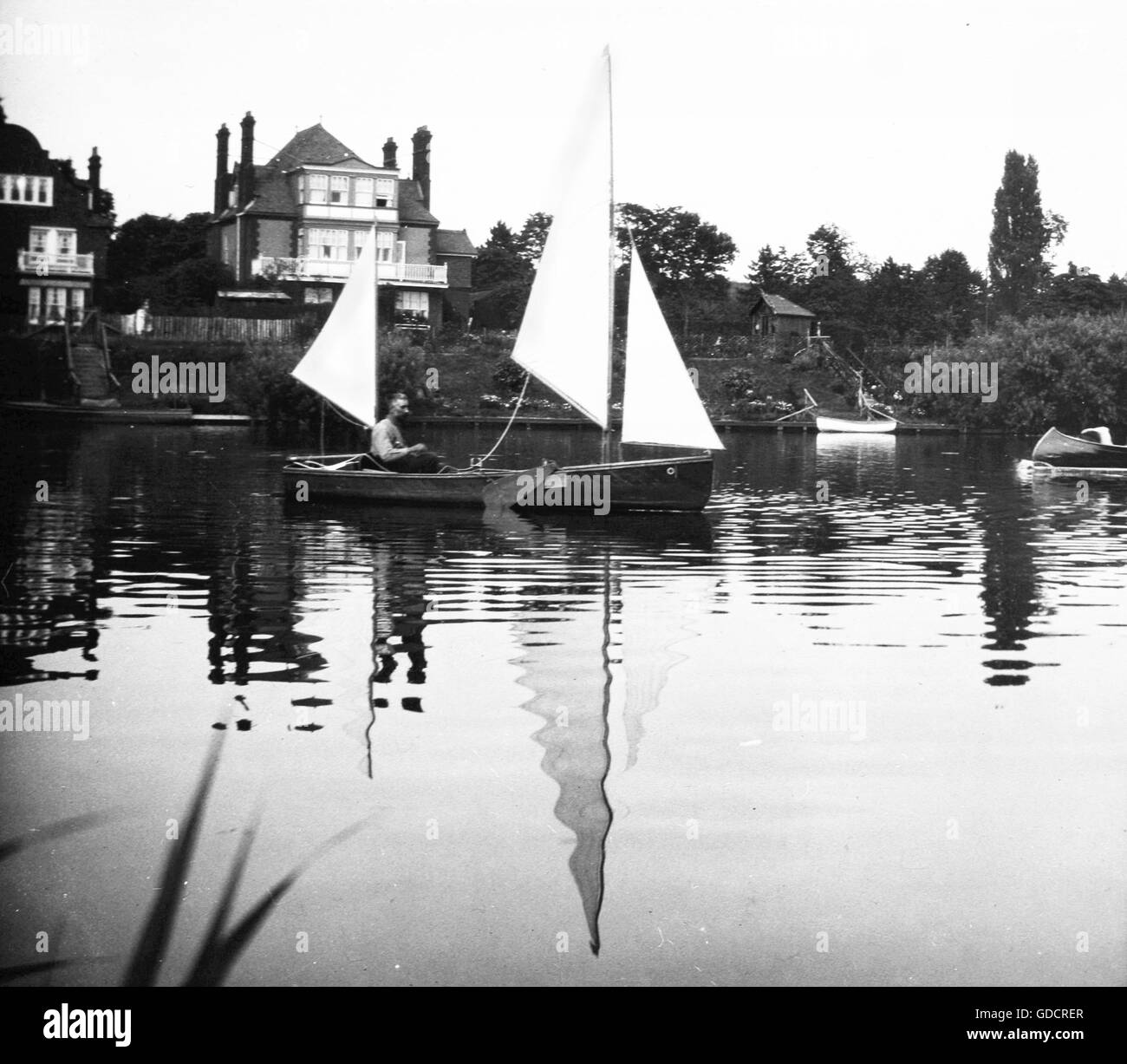 Il Tower Bridge di Londra, sul Fiume Tamigi dal fotografo E. Un Crouch del South Essex Club della telecamera c1912 Fotografia di Tony Henshaw dal vetro originale negativo Foto Stock