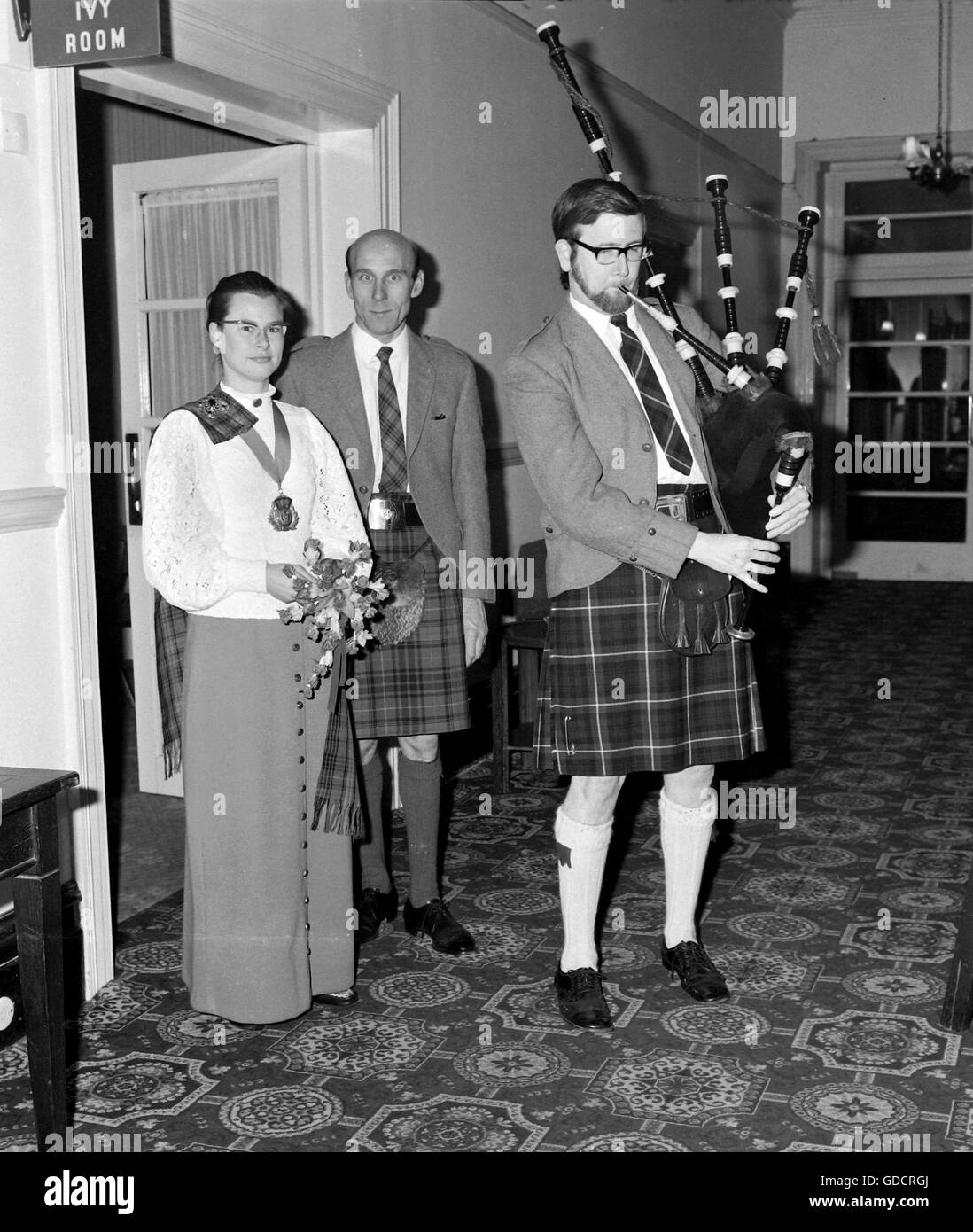 Caledonian società brucia la notte c1968. Una serata solenne celebrazione della vita e la poesia del poeta Robert Burns . La serata comprendeva abito tradizionale con uomini che indossano kilts, un suonatore di cornamusa scozzese con cornamusa, una formale diffusione compresi haggis e abbondanza di bere! Ci sono stati anche alcuni anni sessanta mode e acconciature del tempo. Fotografia di Tony Henshaw Foto Stock