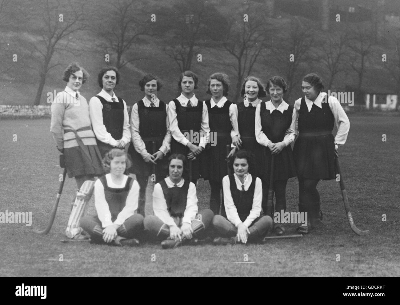 Le ragazze della scuola squadra di hockey fotografia, Huddersfield 1931. Fotografia di Tony Henshaw Foto Stock