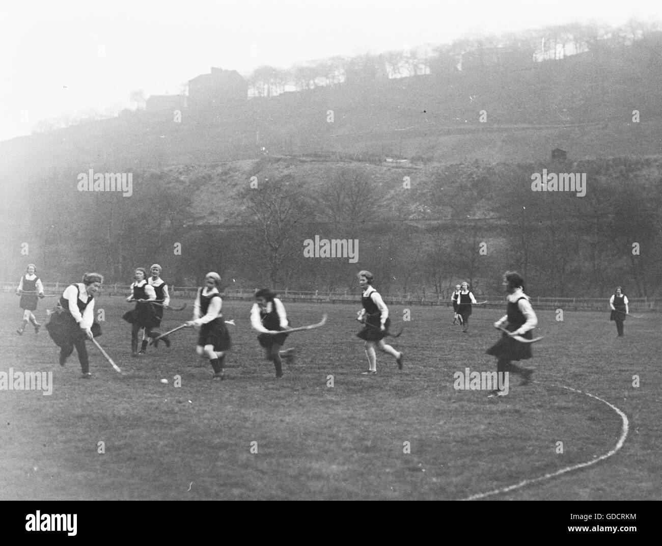 Le ragazze a scuola di Hockey, Huddersfield 1931. Fotografia di Tony Henshaw Foto Stock