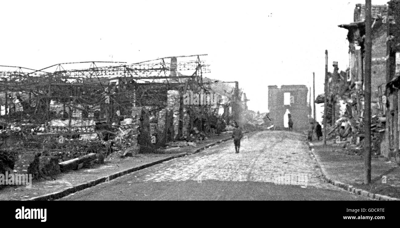 Le scene alla fine della prima guerra mondiale 1 c1918/1919 un uomo cammina lungo una strada tra le rovine di Albert. Foto di Tony Henshaw scansionati direttamente da un impianto stereo negativo originale da un raro archivio record di fotografia originale da un medico britannico di fotografare alla fine della guerra mondiale 1 © Mondo copyright. Foto Stock