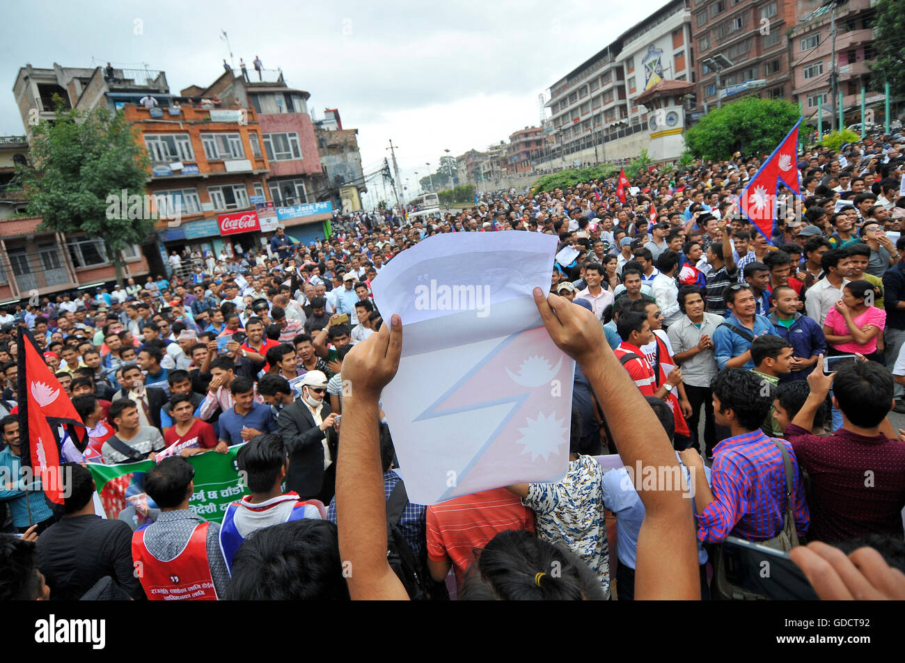 Kathmandu, Nepal. Il 15 luglio 2016. Giovani nepalesi slogan display targhetta preventivi durante la solidarietà al Primo Ministro Khadga Prasad Sharma Oli a Maitighar Mandala, Kathmandu, Nepal il 15 luglio 2016. Giovani visualizzati cartelloni con un messaggio scritto, "io sono con KP Oli' tra gli altri in PM Oli's supporto. giovani ha avviato una campagna in social media a sostegno del PM Oli usando hashtag #IAmWithKPOli mentre inviare in Facebook o Twitter. Credito: Narayan Maharjan/Pacific Press/Alamy Live News Foto Stock