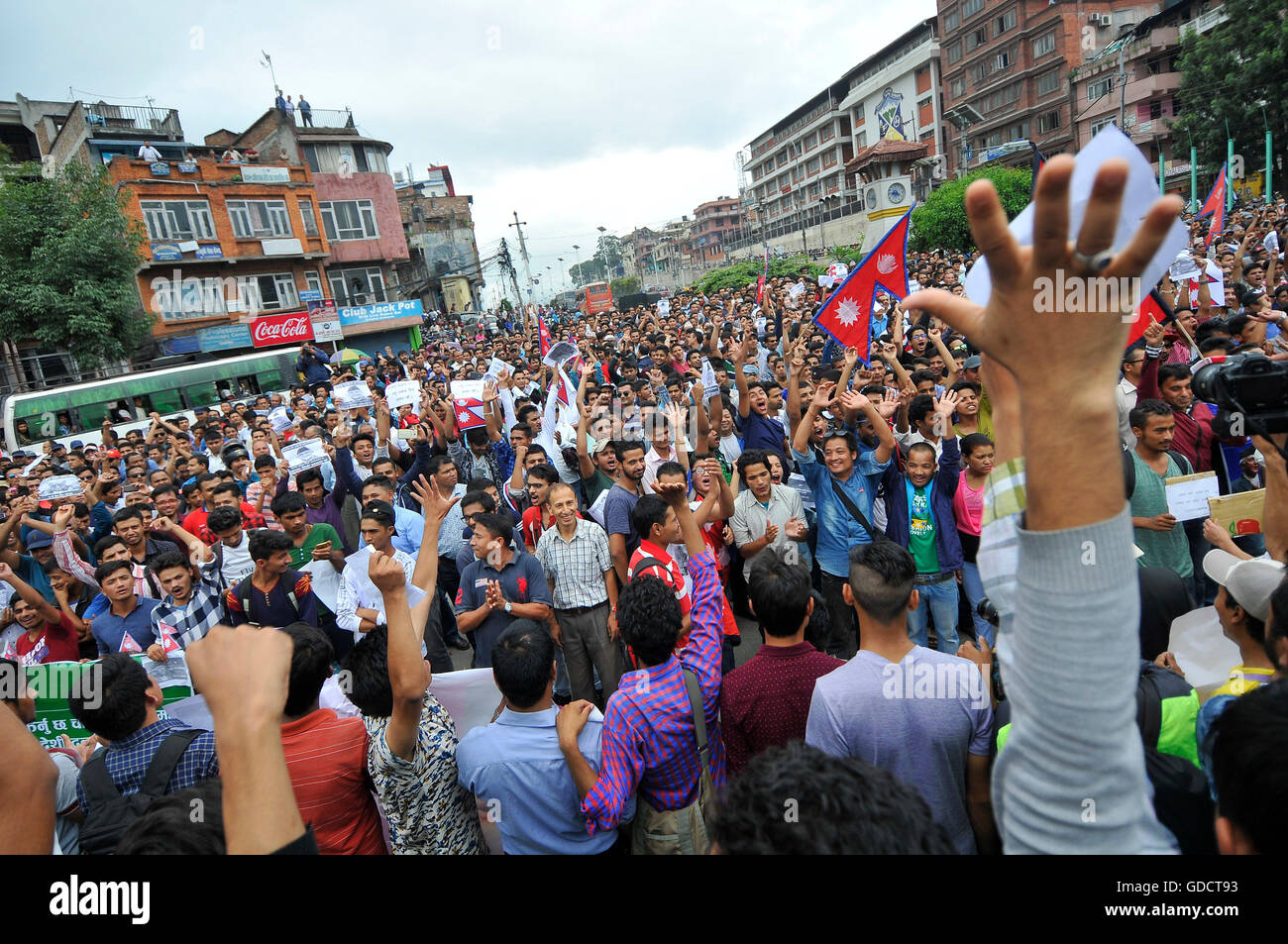 Kathmandu, Nepal. Il 15 luglio 2016. Giovani nepalesi si sono riuniti per manifestare la loro solidarietà al Primo Ministro Khadga Prasad Sharma Oli a Maitighar Mandala, Kathmandu, Nepal il 15 luglio 2016. Giovani visualizzati cartelloni con un messaggio scritto, "io sono con KP Oli' tra gli altri in PM Oli's supporto. giovani ha avviato una campagna in social media a sostegno del PM Oli usando hashtag #IAmWithKPOli mentre inviare in Facebook o Twitter. Credito: Narayan Maharjan/Pacific Press/Alamy Live News Foto Stock