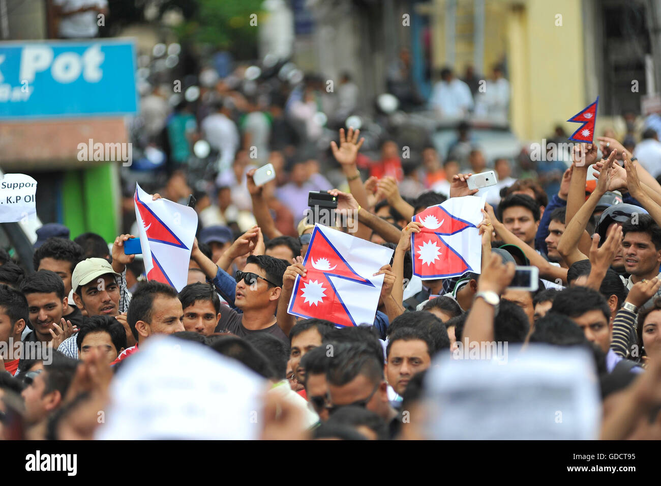 Kathmandu, Nepal. Il 15 luglio 2016. Giovani nepalesi slogan display targhetta preventivi durante la solidarietà al Primo Ministro Khadga Prasad Sharma Oli a Maitighar Mandala, Kathmandu, Nepal il 15 luglio 2016. Giovani visualizzati cartelloni con un messaggio scritto, "io sono con KP Oli' tra gli altri in PM Oli's supporto. giovani ha avviato una campagna in social media a sostegno del PM Oli usando hashtag #IAmWithKPOli mentre inviare in Facebook o Twitter. Credito: Narayan Maharjan/Pacific Press/Alamy Live News Foto Stock