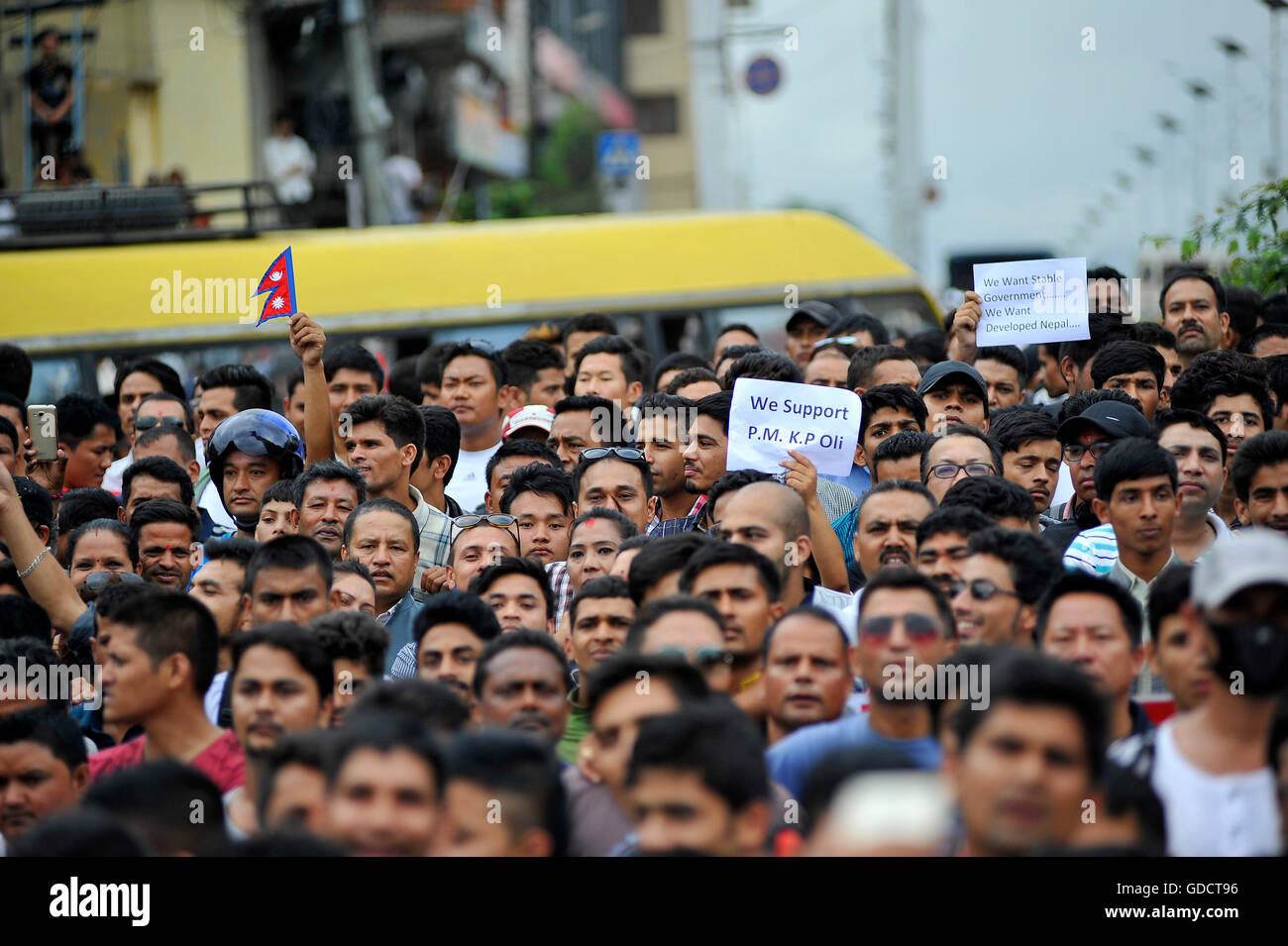 Kathmandu, Nepal. Il 15 luglio 2016. Giovani nepalesi slogan display targhetta preventivi durante la solidarietà al Primo Ministro Khadga Prasad Sharma Oli a Maitighar Mandala, Kathmandu, Nepal il 15 luglio 2016. Giovani visualizzati cartelloni con un messaggio scritto, "io sono con KP Oli' tra gli altri in PM Oli's supporto. giovani ha avviato una campagna in social media a sostegno del PM Oli usando hashtag #IAmWithKPOli mentre inviare in Facebook o Twitter. Credito: Narayan Maharjan/Pacific Press/Alamy Live News Foto Stock