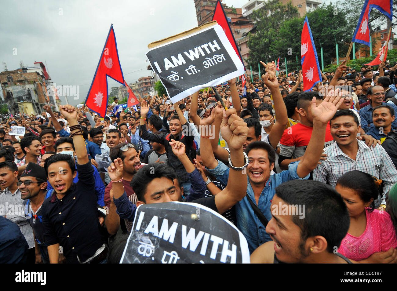 Kathmandu, Nepal. Il 15 luglio 2016. Giovani nepalesi slogan display targhetta preventivi durante la solidarietà al Primo Ministro Khadga Prasad Sharma Oli a Maitighar Mandala, Kathmandu, Nepal il 15 luglio 2016. Giovani visualizzati cartelloni con un messaggio scritto, "io sono con KP Oli' tra gli altri in PM Oli's supporto. giovani ha avviato una campagna in social media a sostegno del PM Oli usando hashtag #IAmWithKPOli mentre inviare in Facebook o Twitter. Credito: Narayan Maharjan/Pacific Press/Alamy Live News Foto Stock