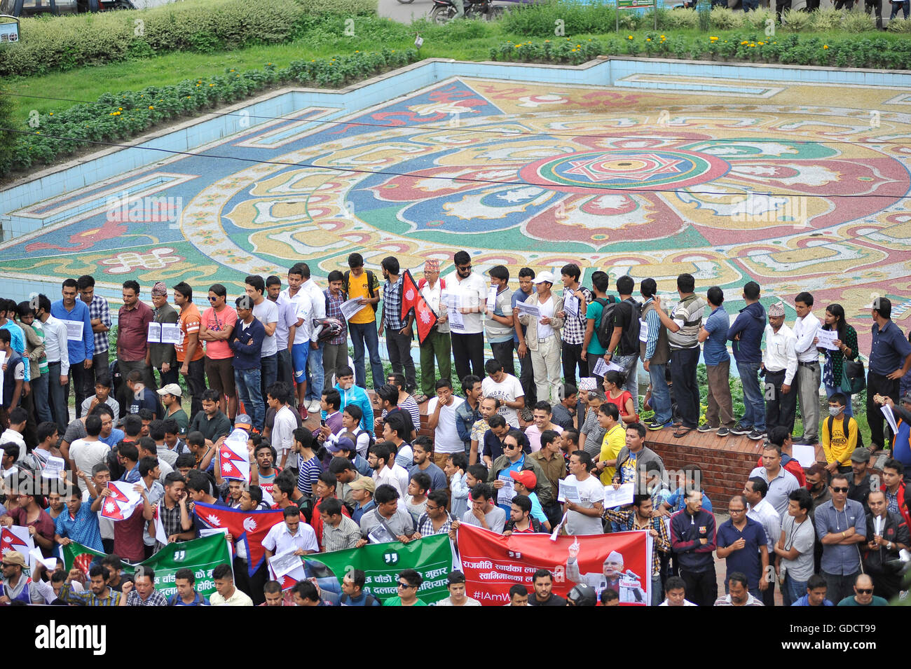 Kathmandu, Nepal. Il 15 luglio 2016. Giovani nepalesi si sono riuniti per manifestare la loro solidarietà al Primo Ministro Khadga Prasad Sharma Oli a Maitighar Mandala, Kathmandu, Nepal il 15 luglio 2016. Giovani visualizzati cartelloni con un messaggio scritto, "io sono con KP Oli' tra gli altri in PM Oli's supporto. giovani ha avviato una campagna in social media a sostegno del PM Oli usando hashtag #IAmWithKPOli mentre inviare in Facebook o Twitter. Credito: Narayan Maharjan/Pacific Press/Alamy Live News Foto Stock
