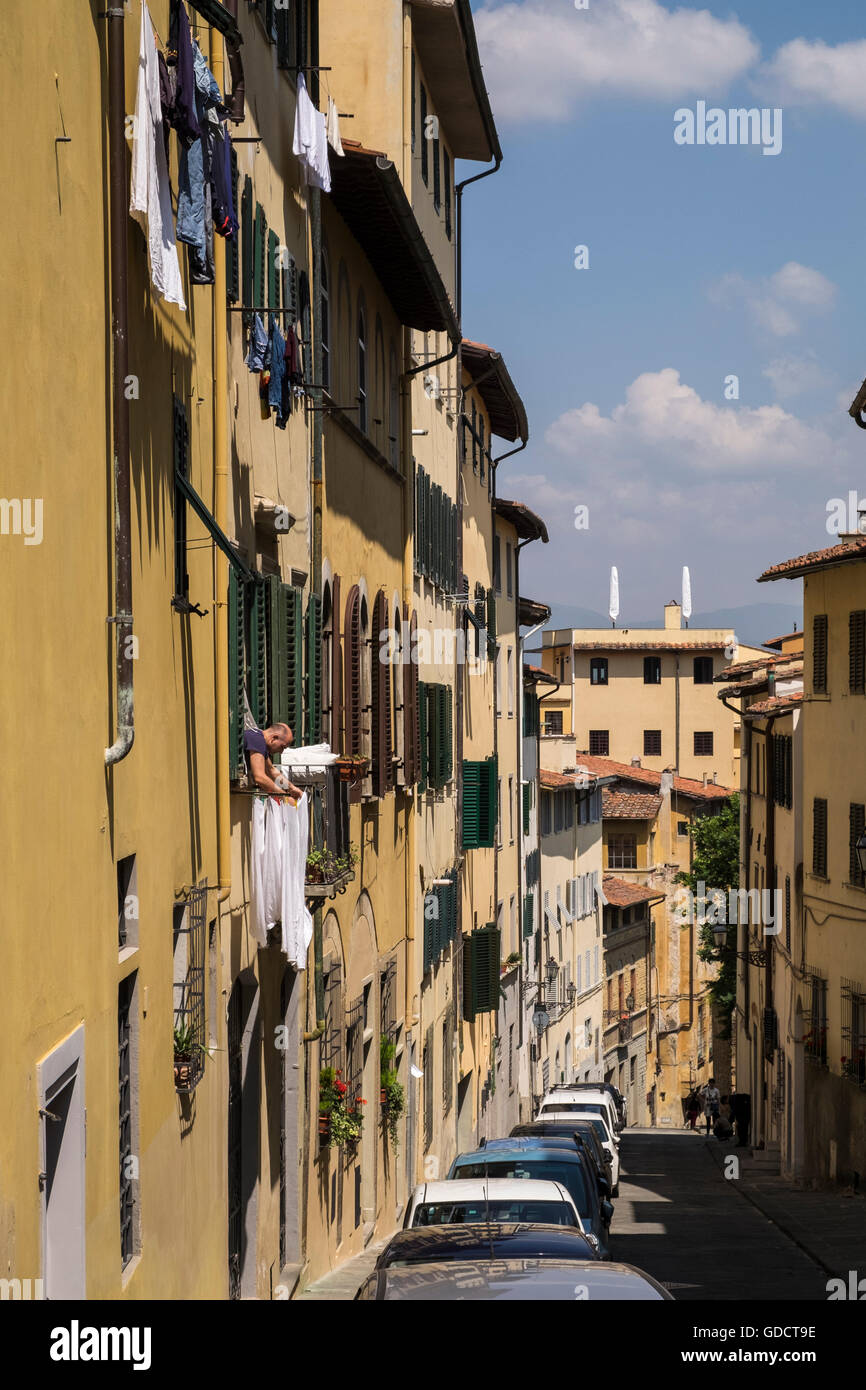 Stendere il bucato da un secondo piano finestra sulla Costa dell Magnoll, Firenze, Toscana, Italia Foto Stock