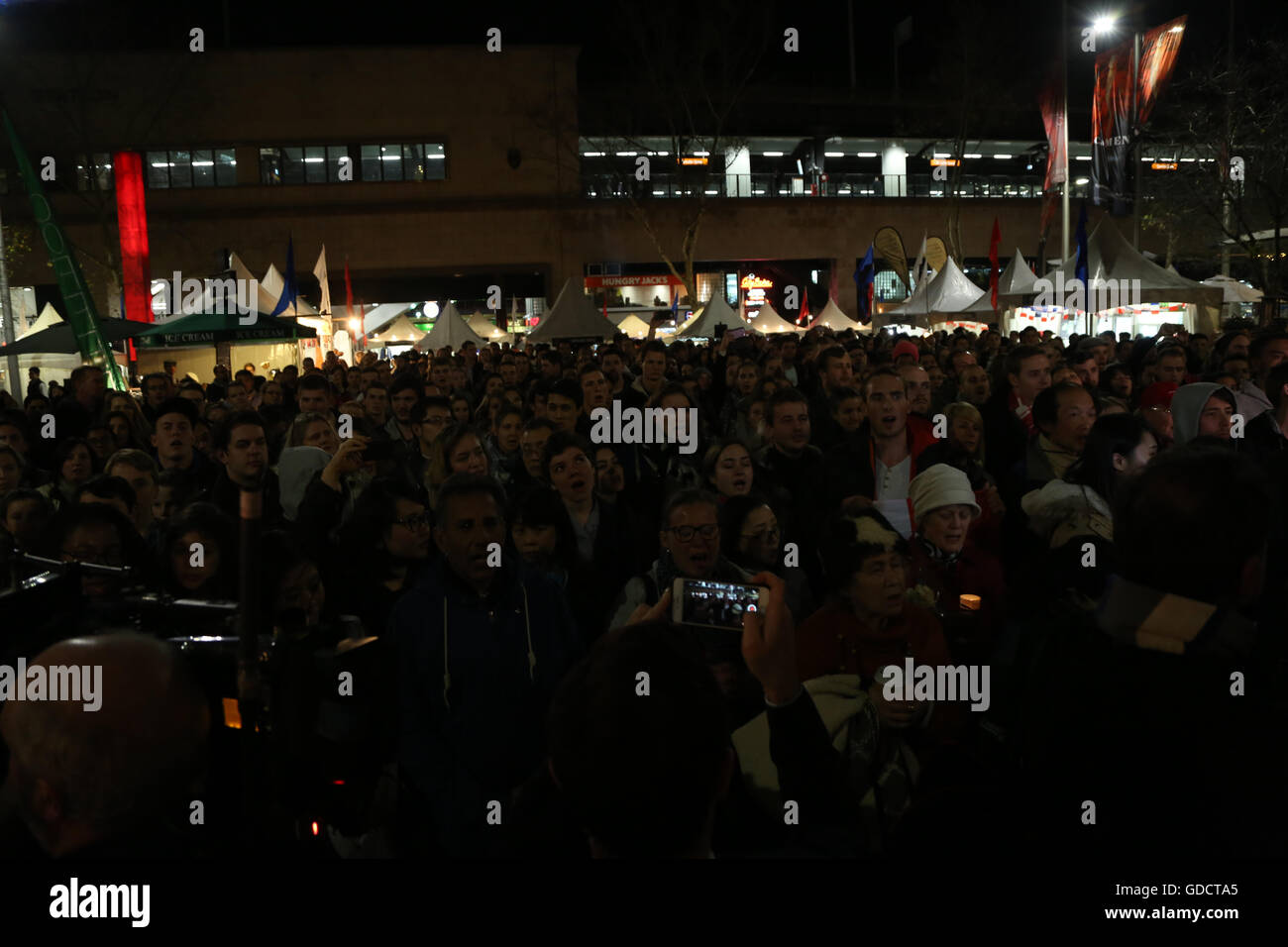 Sydney, Australia. Il 15 luglio 2016. Come parte dell'annuale BBR (Bleu di Blanc, Rouge) il giorno della Bastiglia francese festival culturale vicino al Circular Quay, una candela accesa veglia è stato organizzato per le vittime dell attentato terroristico a Nizza, in Francia da parte di uno Stato islamico (Daesh) Supporto di immigrati tunisini. Credito: Richard Milnes/Pacific Press/Alamy Live News Foto Stock