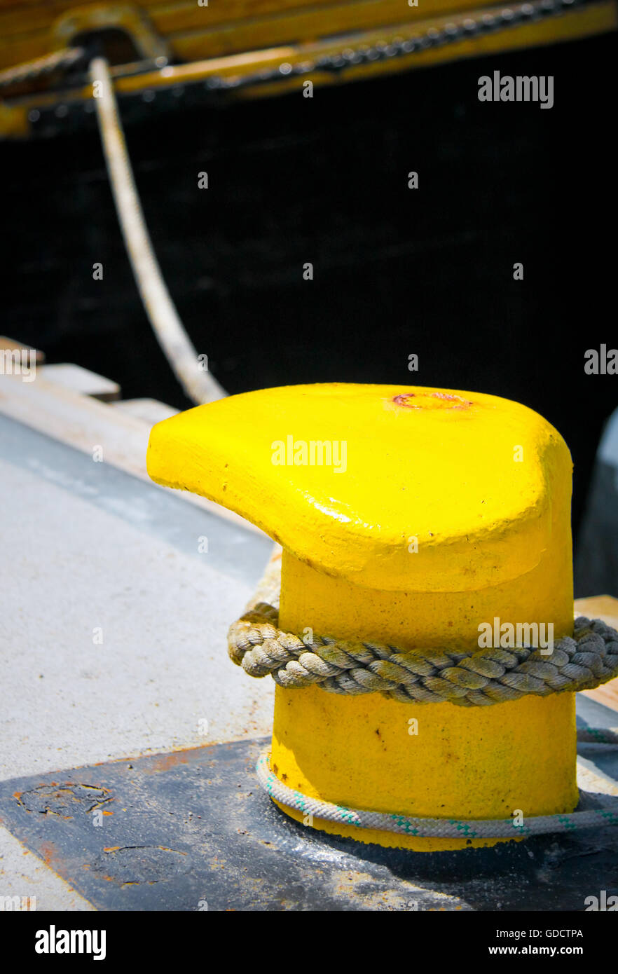 La cima di ormeggio bollard Foto Stock