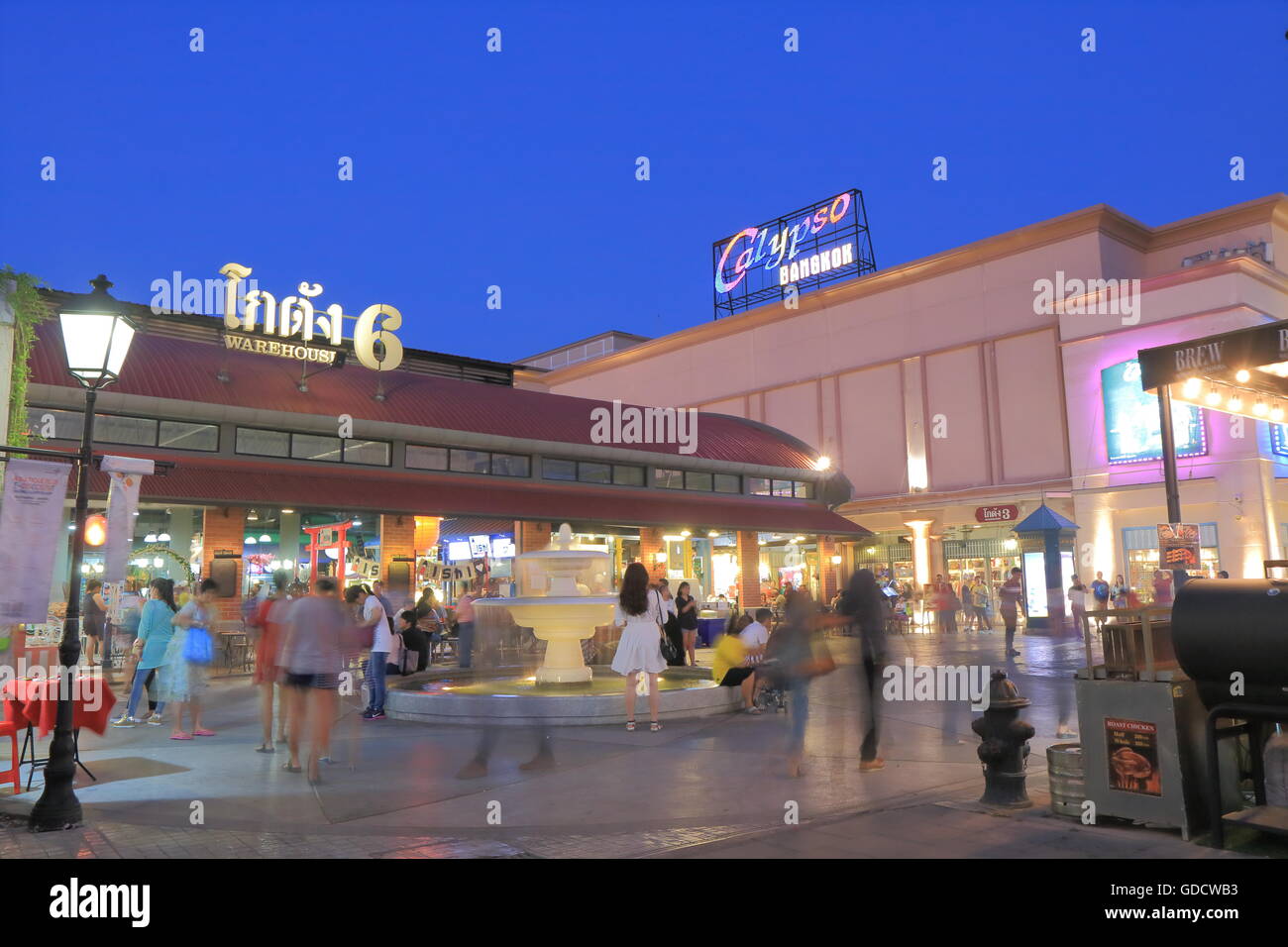 Persone passeggiata Asiatique complesso per lo shopping a Bangkok in Tailandia. Foto Stock