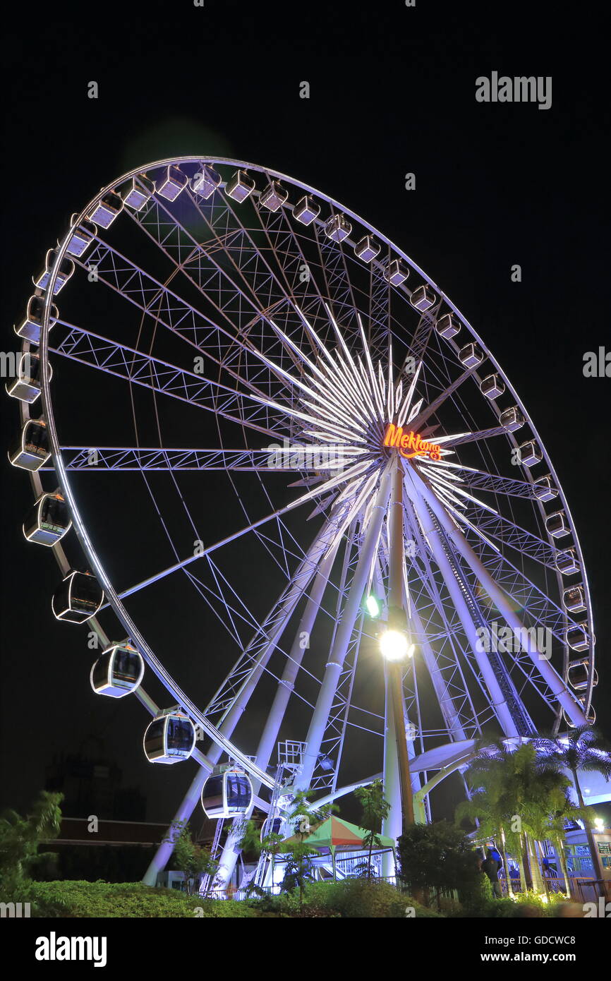 Big ferries wheel a Asiatique complesso per lo shopping a Bangkok in Tailandia. Foto Stock