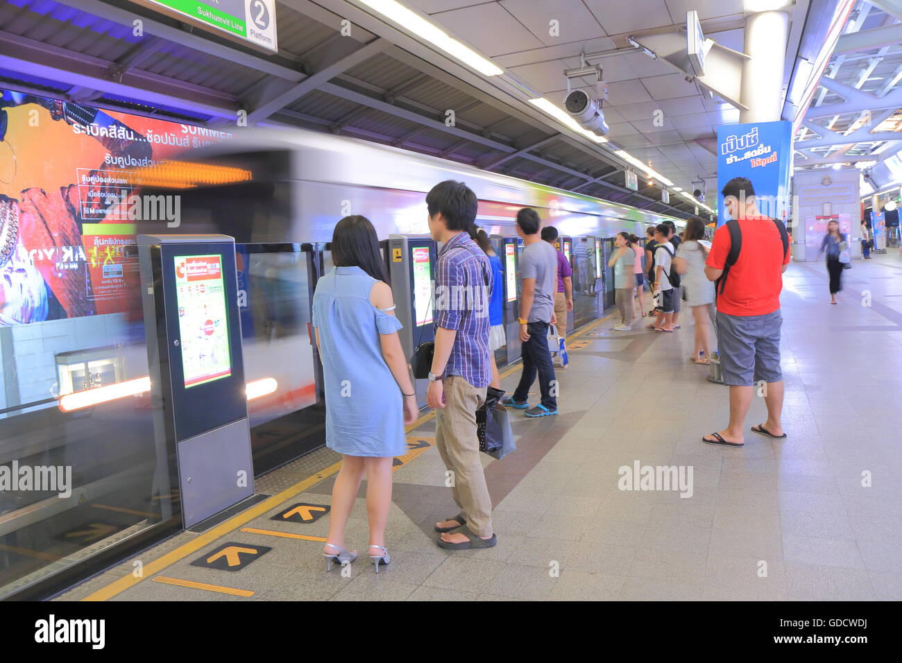 La gente viaggia a BTS Station a Bangkok in Tailandia. Foto Stock