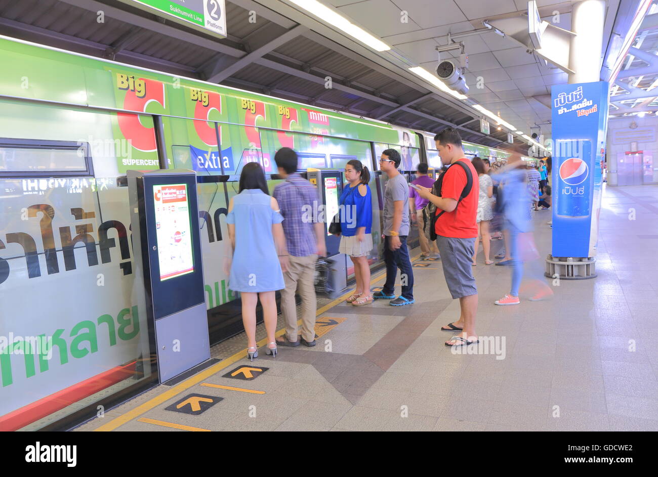 La gente viaggia a BTS Station a Bangkok in Tailandia. Foto Stock