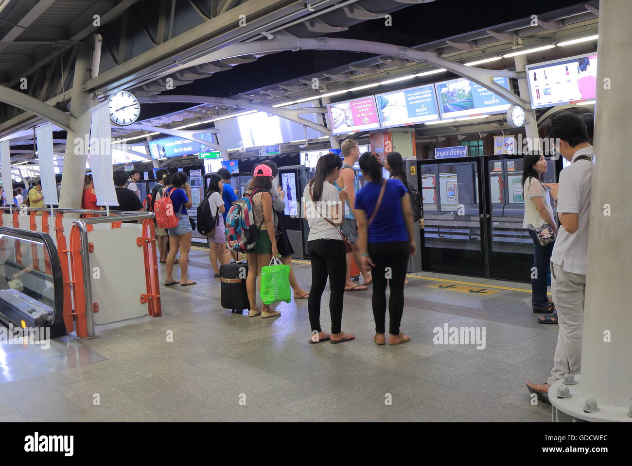 La gente viaggia a BTS Station a Bangkok in Tailandia. Foto Stock