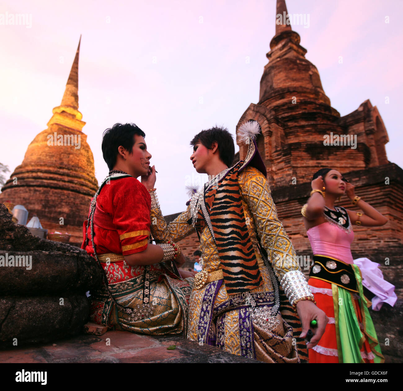 Tradizionale danzatrici tailandesi al Wat Sa Si tempio all'Si Satchanalai-Chaliang Parco Storico in Provinz Sukhothai in Foto Stock