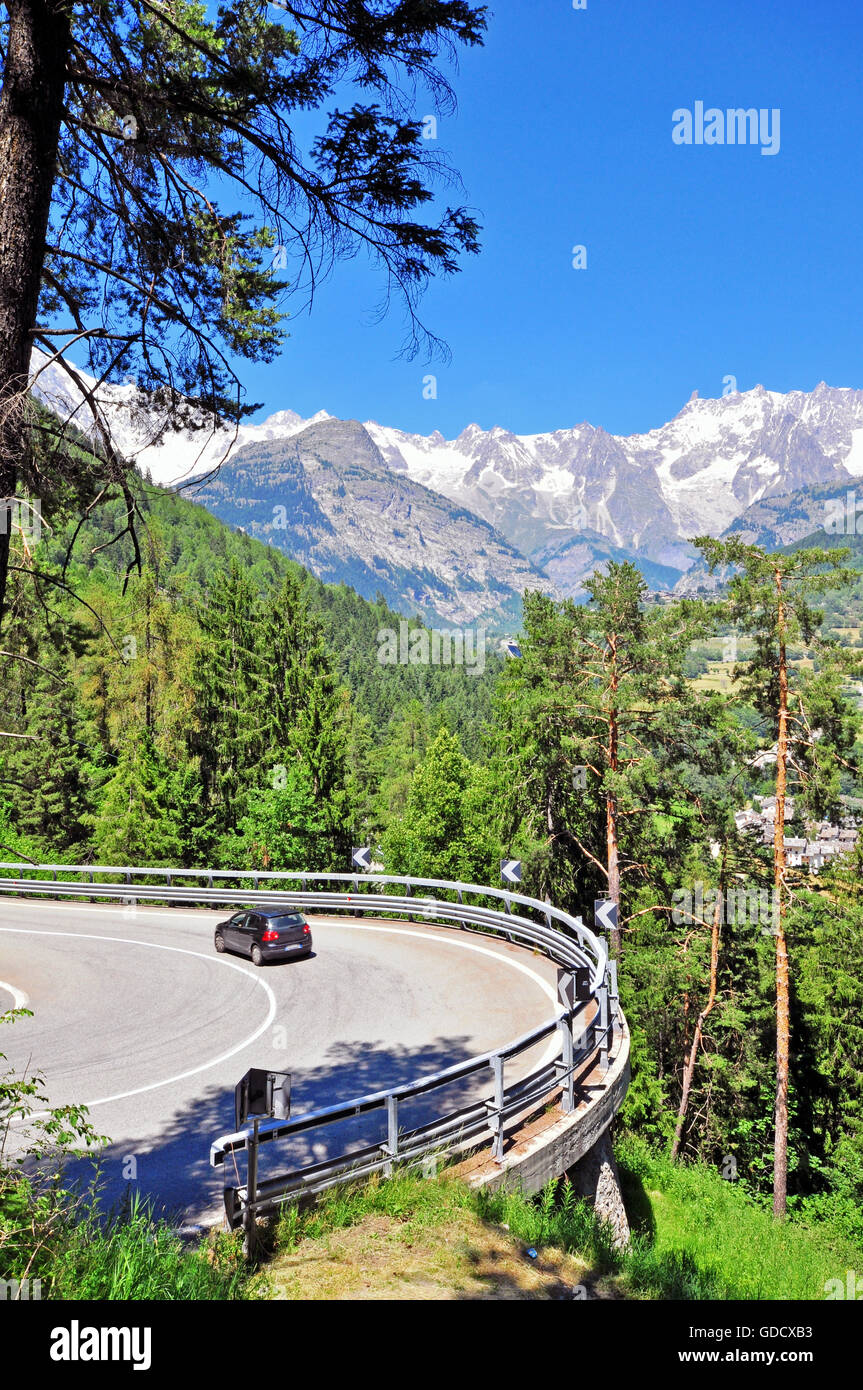 Auto sulla strada alpina Foto Stock