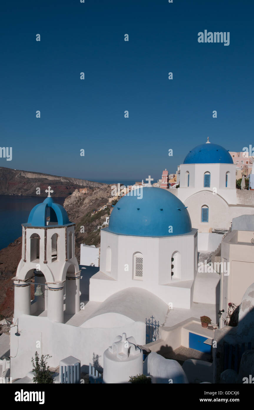 Villaggio greco di Oia con le Chiese ortodosse, Santorini, Grecia Foto Stock