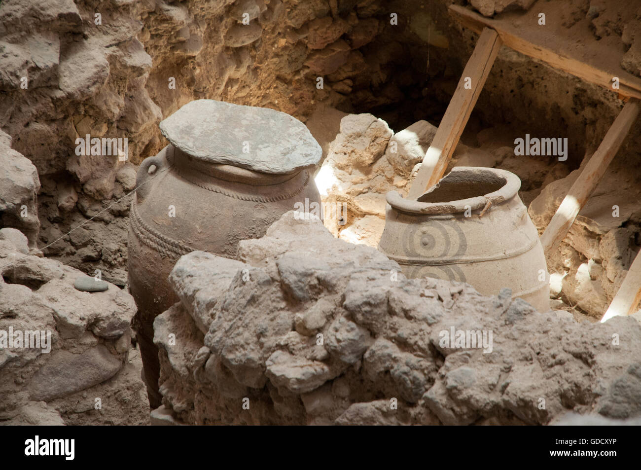 Akrotiri scavo archeologico sito di Minoan Età del Bronzo insediamento, Santorini, Grecia Foto Stock