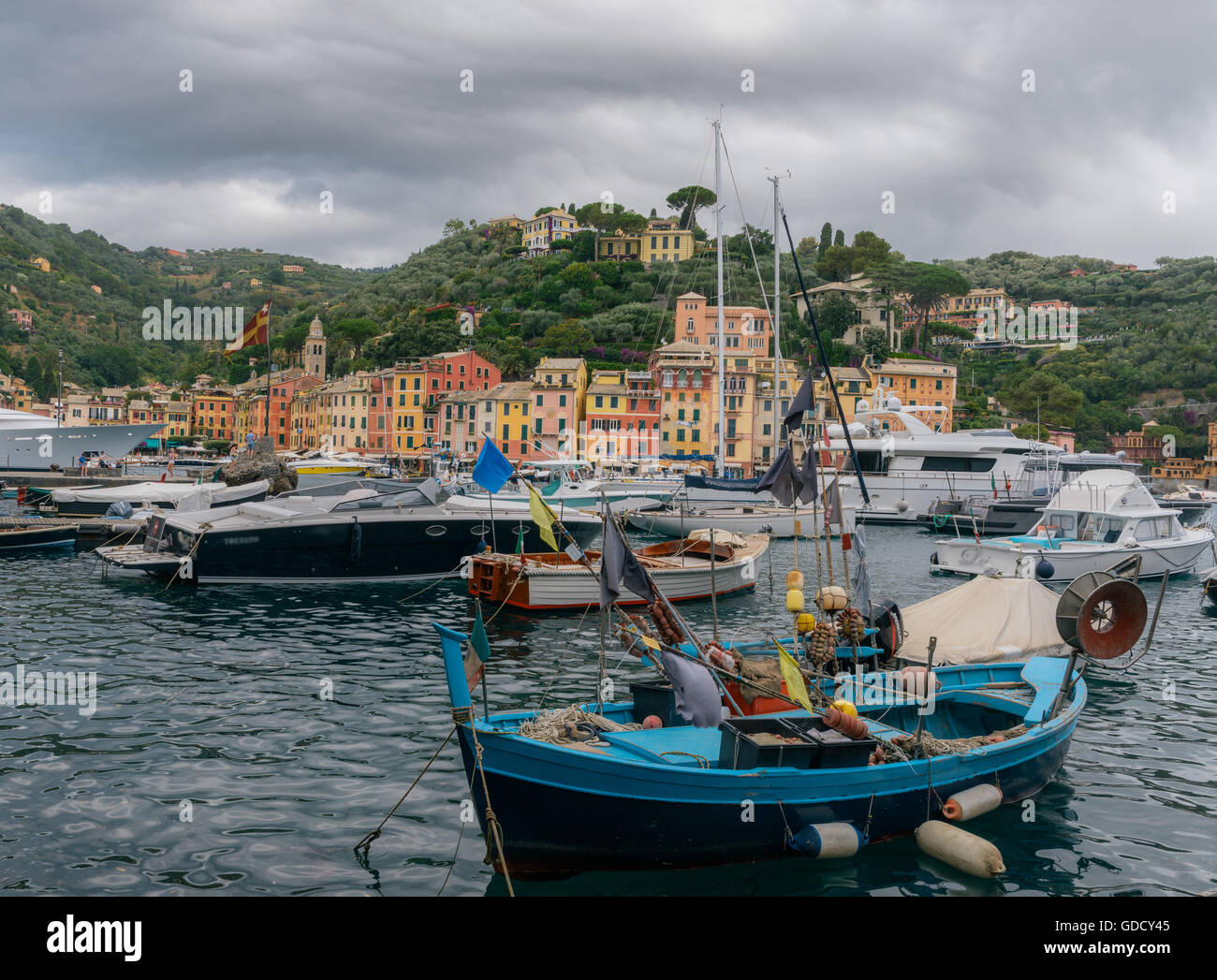 Bellissima vista del Monte di Portofino, un villaggio di pescatori, la provincia di Genova, Italia. Foto Stock