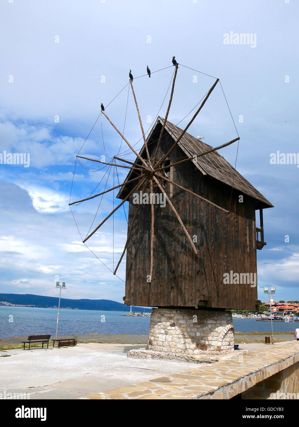 Vecchio mulino con uccelli vicino al mare città vecchia Foto Stock