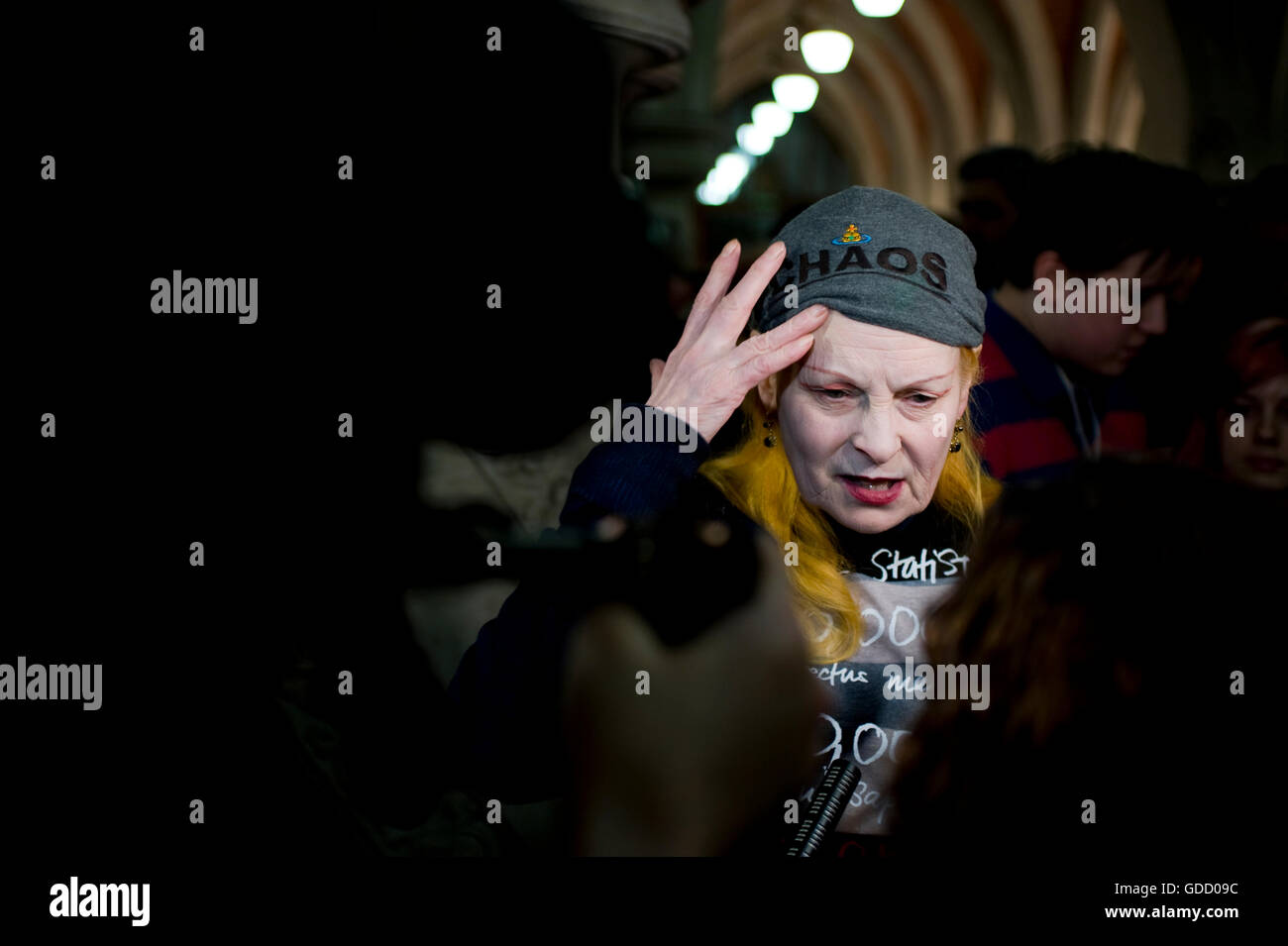 Vivienne Westwood backstage per il suo spettacolo al Royal Courts of Justice Foto Stock