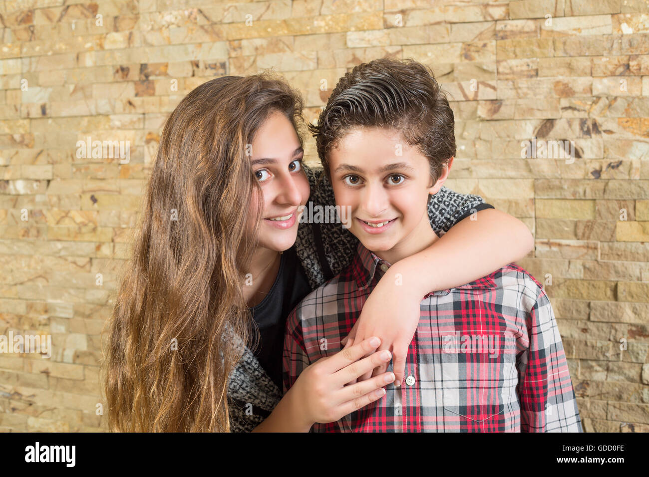 Felice fratello e sorella e sorridente Foto Stock