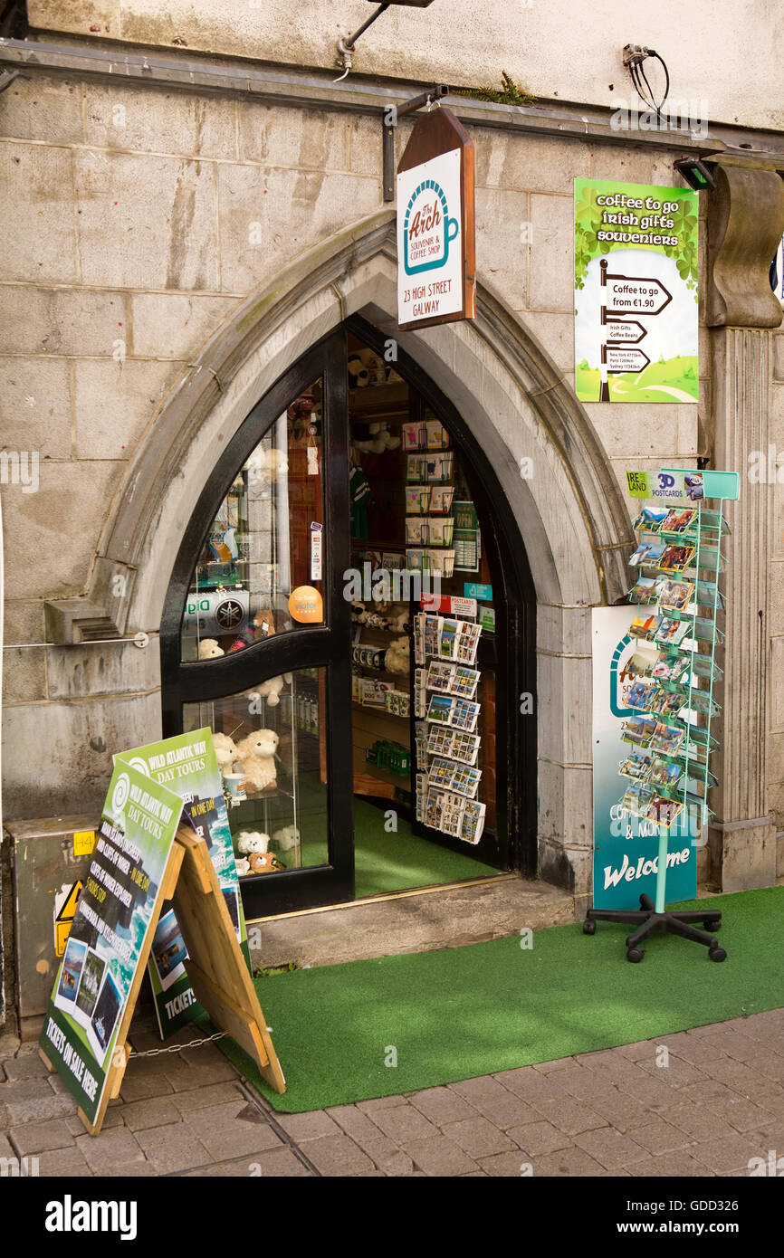 Irlanda, Co Galway, Galway, High Street, l'arco souvenir shop in antico edificio storico Foto Stock