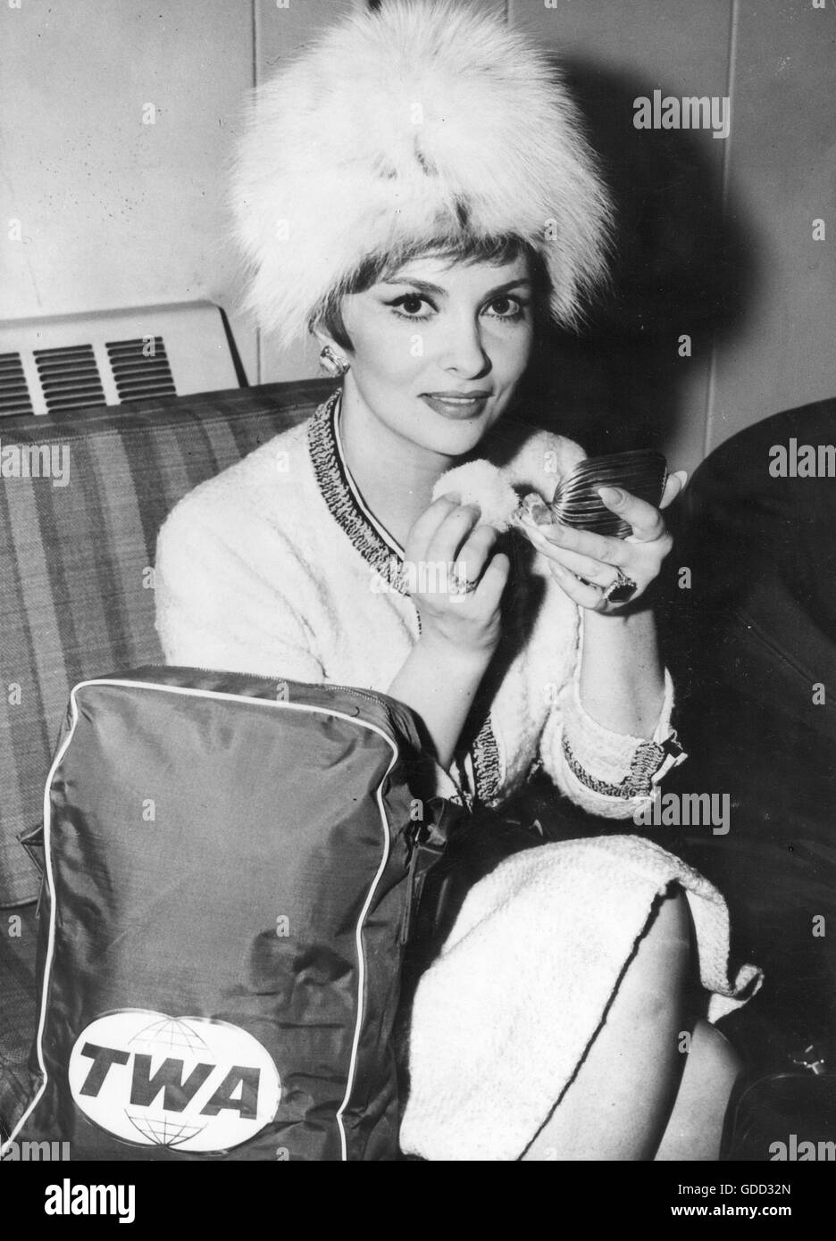 Lollobrigida, Gina, * 4.7.1927, attrice italiana, mezza lunghezza, aeroporto, New York, 1950s, Foto Stock