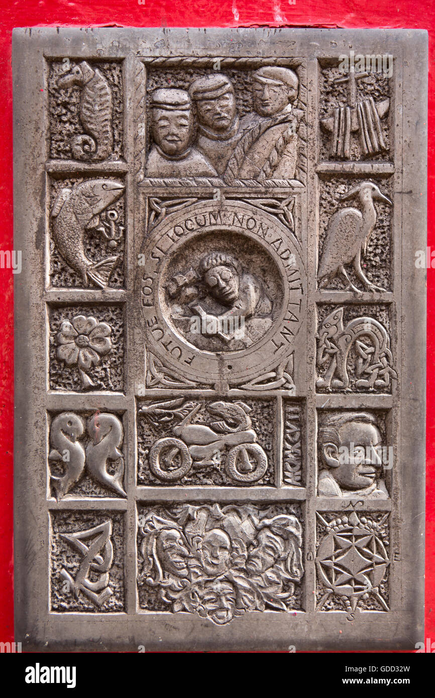 Irlanda, Co Galway, Galway Quay Street, scultura in pietra di Pat Bracken 1951-2010, artista, Carver e burattinaio Foto Stock