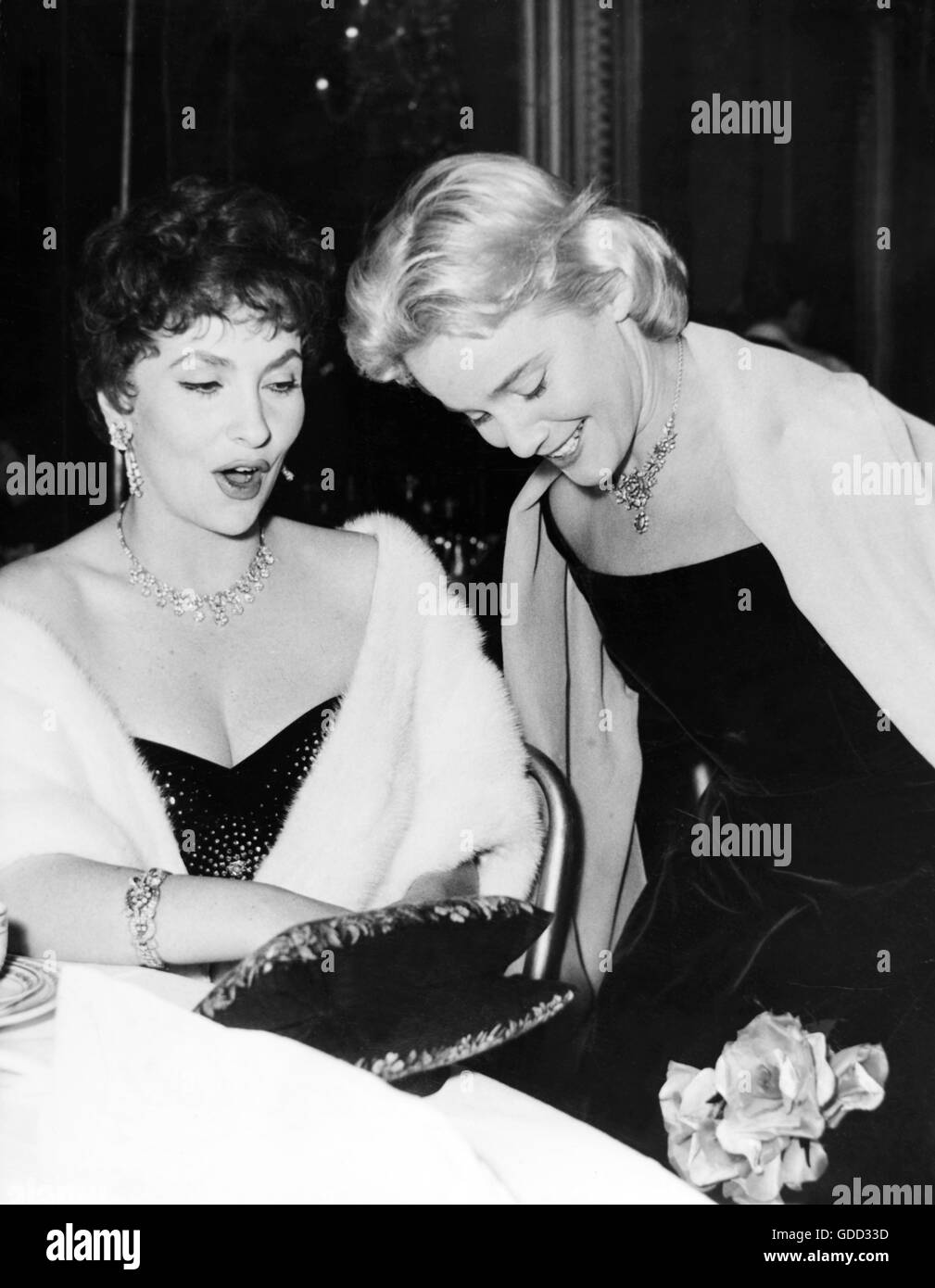 Lollobrigida, Gina, * 4.7.1927, attrice italiana, mezza lunghezza, con Maria Schell, 1957, Foto Stock