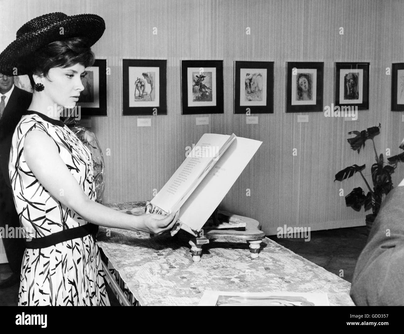Lollobrigida, Gina, * 4.7.1927, attrice italiana, mezza lunghezza, in mostra di opere di Salvador Dali, durante il XXIV Festival del Cinema di Venezia, Venezia, agosto 1963, Foto Stock