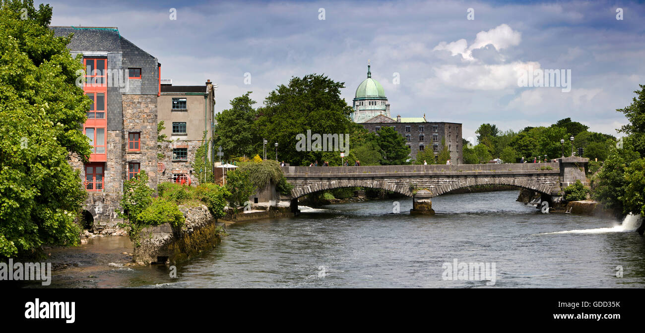 Irlanda, Co Galway, Galway, fiume Corrib, O'Brien's Bridge e cattedrale, panoramica Foto Stock