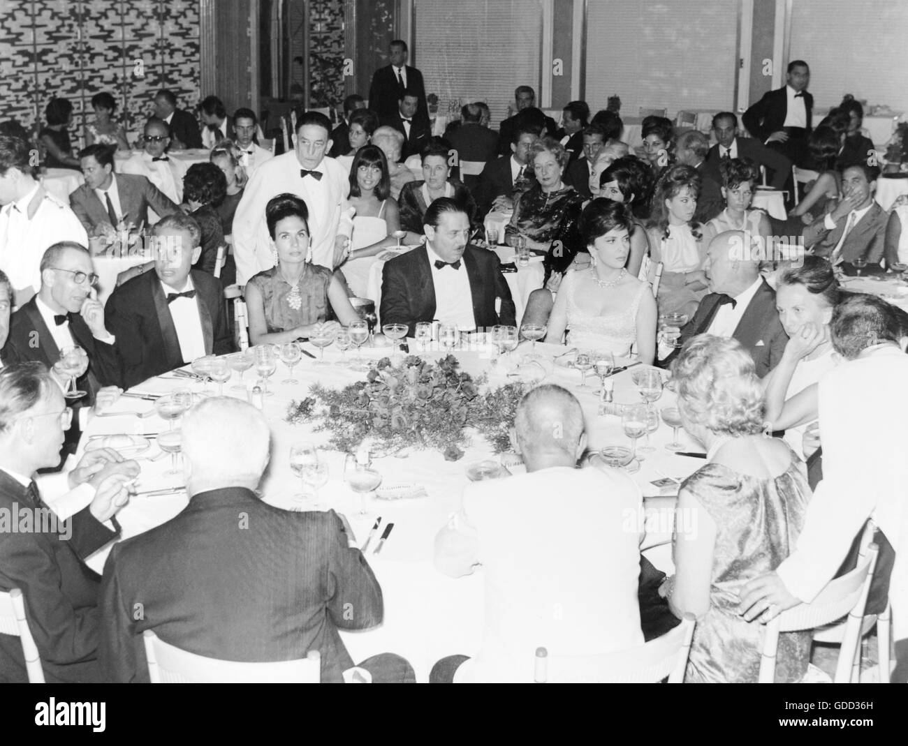 Lollobrigida, Gina, * 4.7.1927, attrice italiana, mezza lunghezza, con Alessandro Blasetti, XXIV Festival del Cinema di Venezia, Venezia, agosto 1963, Foto Stock