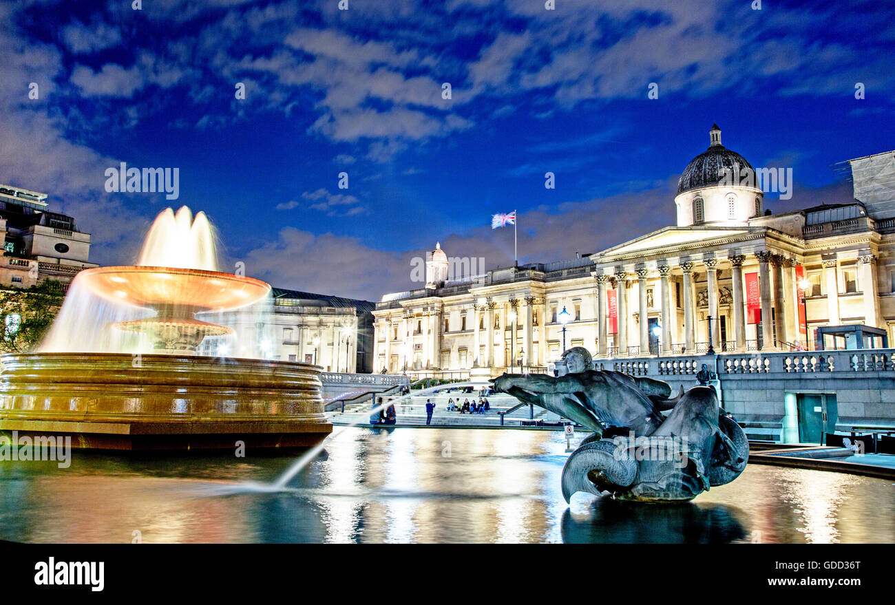 Fontane in Trafalgar Square di notte London REGNO UNITO Foto Stock