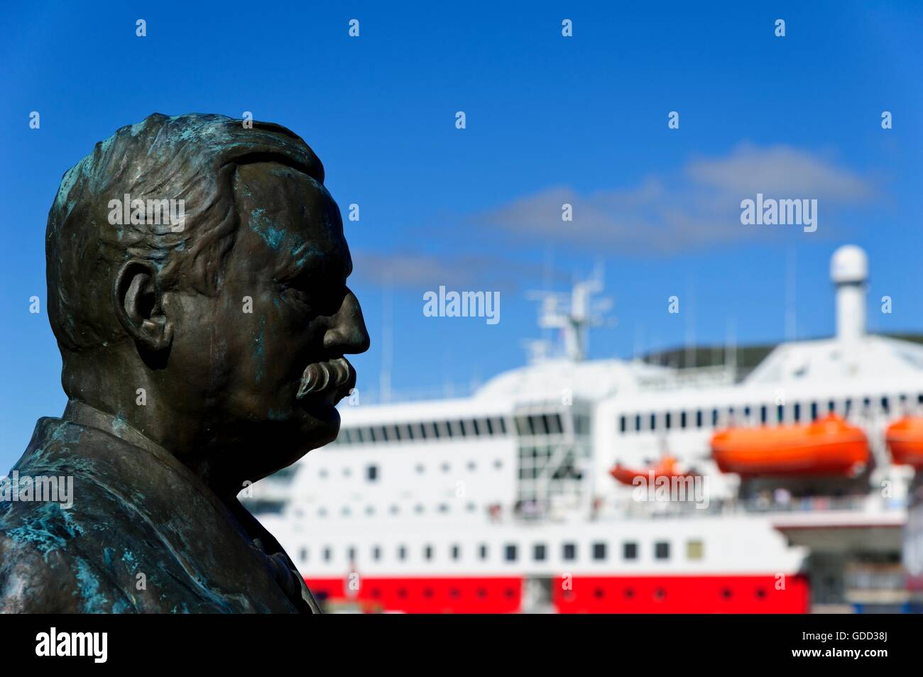 Con Richard, 18.9.1846 - 9.2.1930, capitano e armatore norvegese, busto con la sig.ra Polarlys nel porto di Stokmarknes, Norvegia, Foto Stock