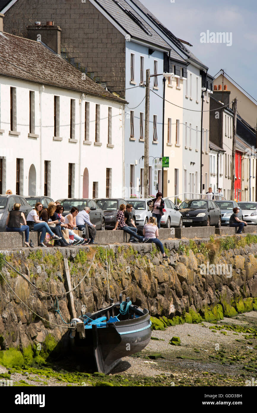 Irlanda, Co Galway, Galway, barche accanto a colorfully dipinte a piedi lungo le case a bassa marea Foto Stock
