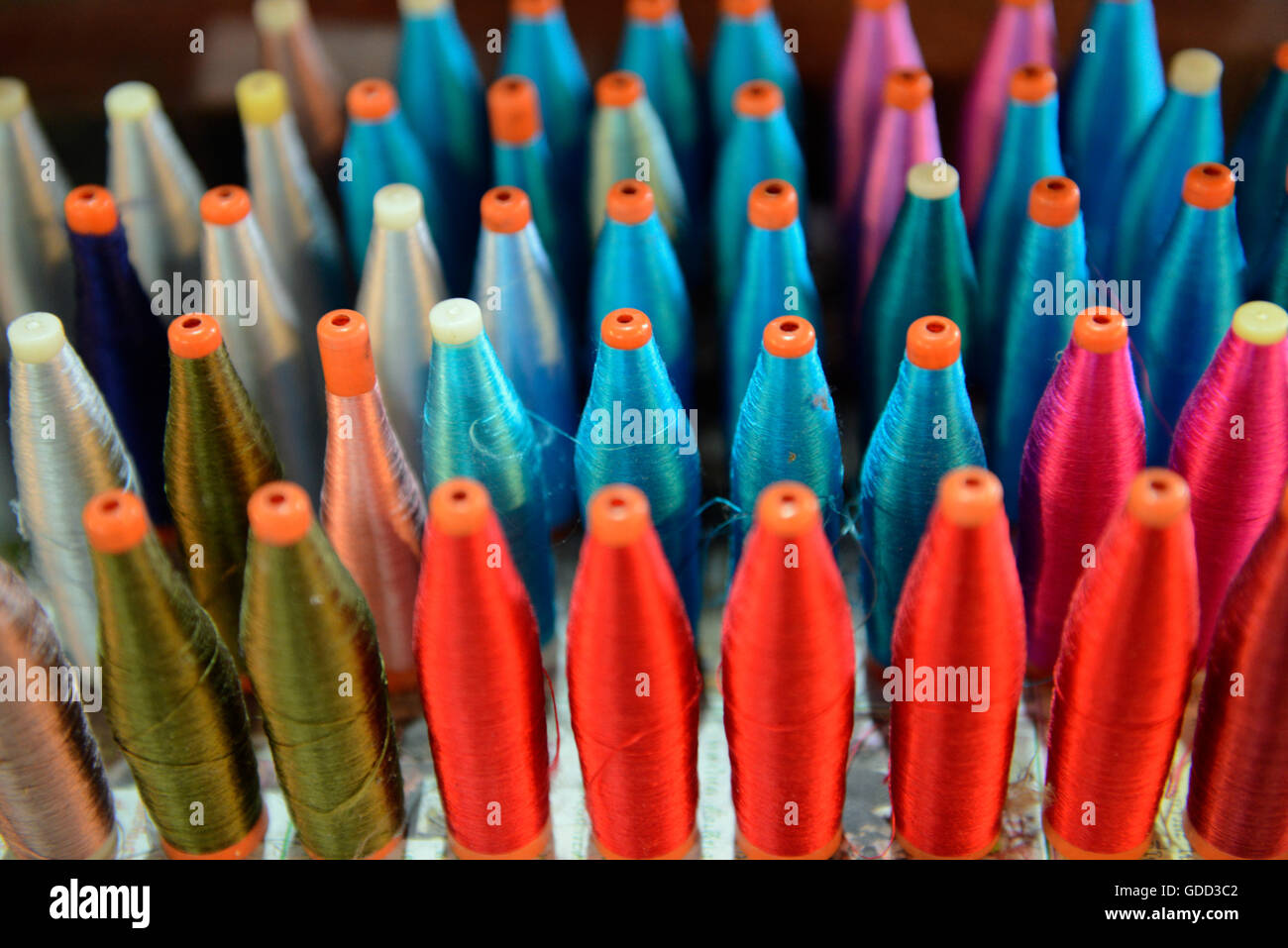 Una produzione della seta della città di Chiang Mai nel nord della Thailandia in Southeastasia. Foto Stock