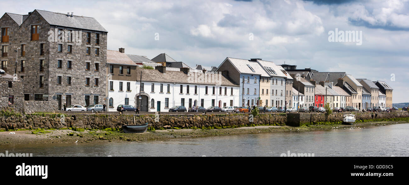 Irlanda, Co Galway, Galway, barche accanto a colorfully dipinte a piedi lungo le case a bassa marea, panoramica Foto Stock
