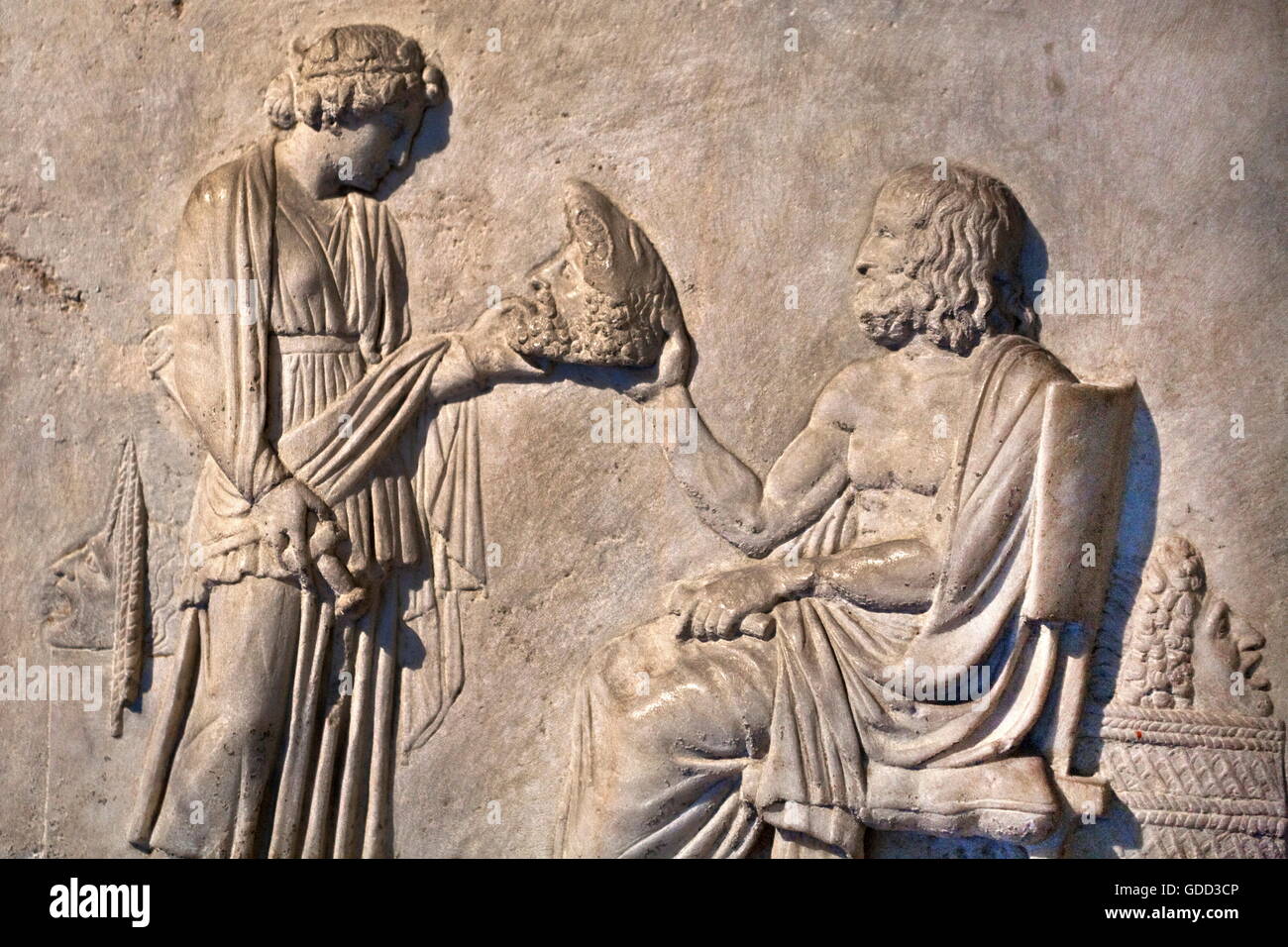 Euripidi, circa 484 - 406 a.C., autore/scrittore greco (poeta), a mezza lunghezza, in Seguito rilievo greco per la gloria del tragico drammaturgo, museo archeologico, Istanbul, Foto Stock
