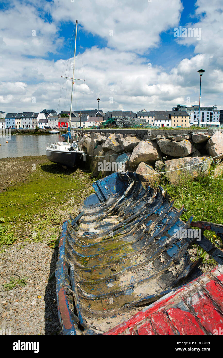 Irlanda, Co Galway, Galway, marciume vecchia barca a Nimmo il molo di fronte alla lunga passeggiata Foto Stock