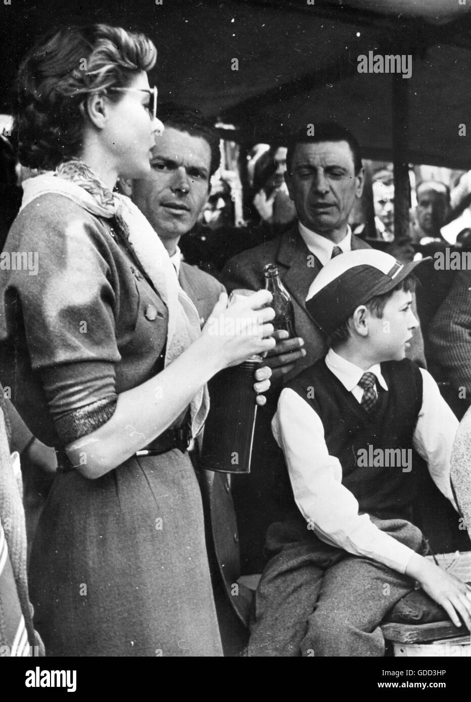 Bergman, Ingrid, 29.8.1915 - 29.8.1982, attrice svedese di mezza lunghezza, in veste di spettatore durante la gara automobilistica "ille miglia", alla quale ha partecipato il marito 2nd Roberto Rossellini, Roma, 28.4.1953, Foto Stock