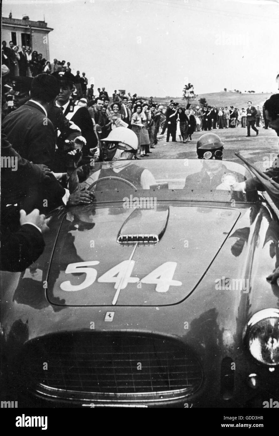 Rossellini, Roberto, 8.5.1906 - 3.6.1977, direttore italiano, a metà corsa, come partecipante alla gara automobilistica "ille miglia", Roma, 28.4.1953, Foto Stock