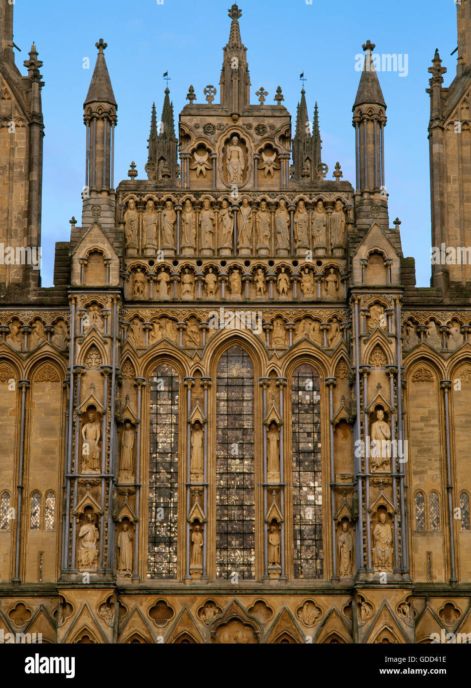 Dettaglio del pannello superiore della porzione centrale della facciata ovest della Cattedrale di Wells (Sant'Andrea Chiesa), Somerset, iniziato c 1230. Foto Stock