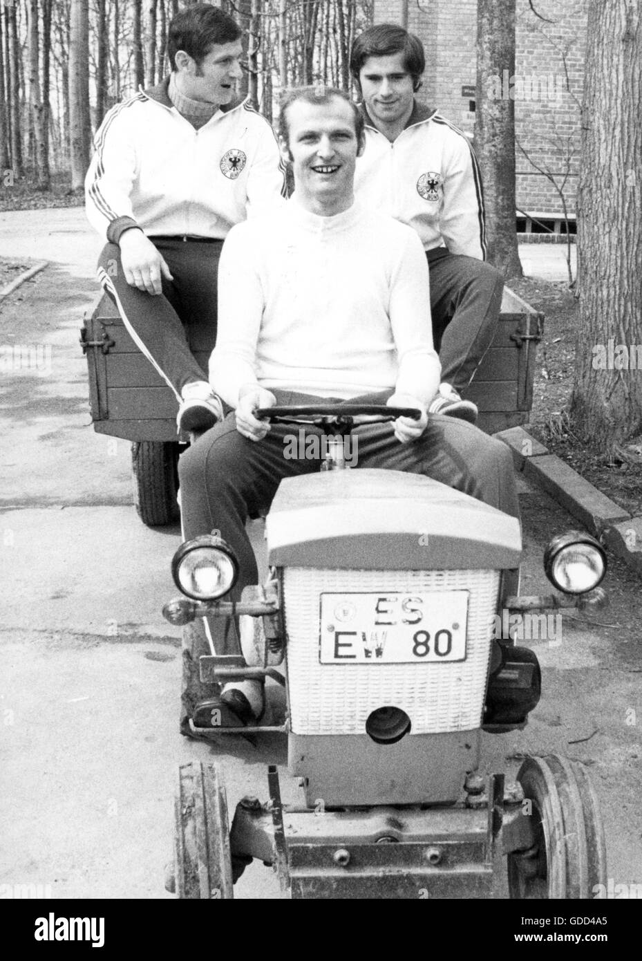 Manglitz, Manfred, * 8.3.1940, calciatore tedesco, attaccante di 1. FC Koeln 1969 - 1971, mezza lunghezza, guida Max Lorenz (Eintracht Braunschweig) e Gerd Mueller (FC Bayern Muenchen) con un mini trattore per la formazione della nazionale tedesca, scuola sportiva Stuttgart-Ruit, 6.4.1970, Foto Stock