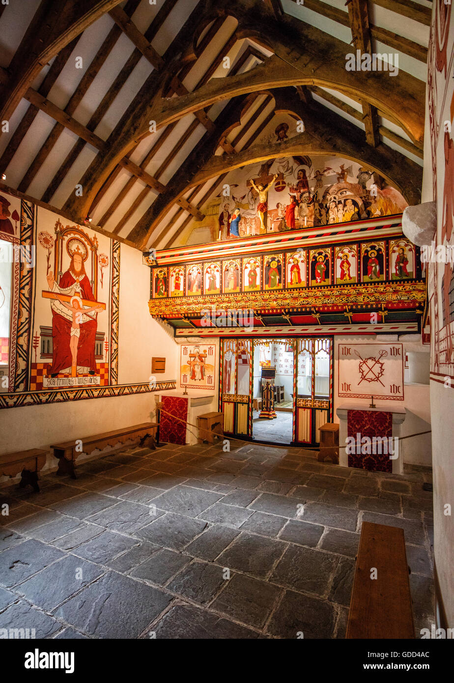 St Teófilo la chiesa di St Fagan's National History Museum di Cardiff South Wales UK dipinta come potrebbe essere stato come un originale medievale chiesa cattolica Foto Stock