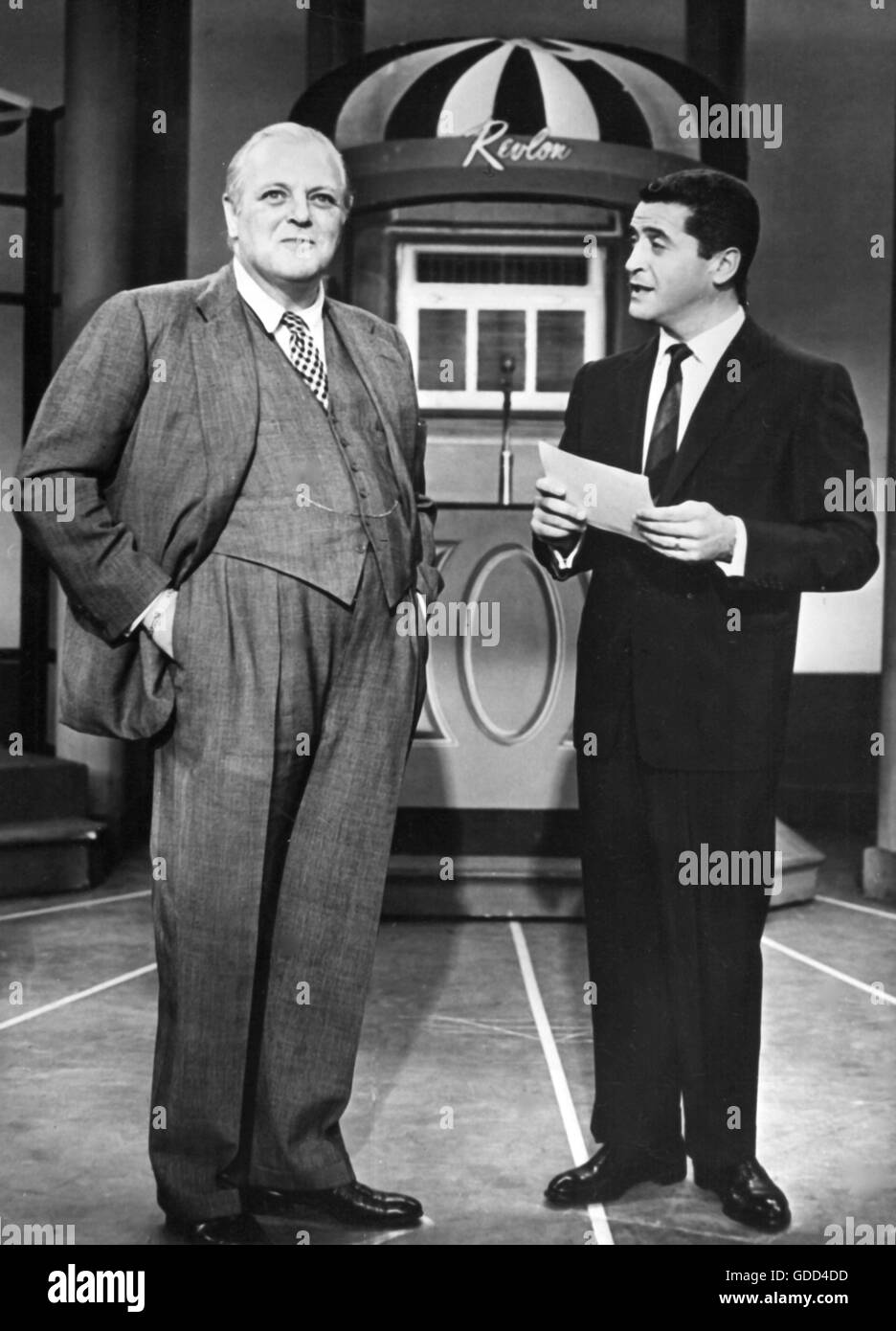Churchill, Randolph Frederick, 28.5.1911 - 6.6.1968, giornalista e politico britannico, nel quiz americano show 'The 64.000 Dollar Question', CBS studio 52, New York City, 19.9.1956, a destra quizmaster Hal March, Foto Stock