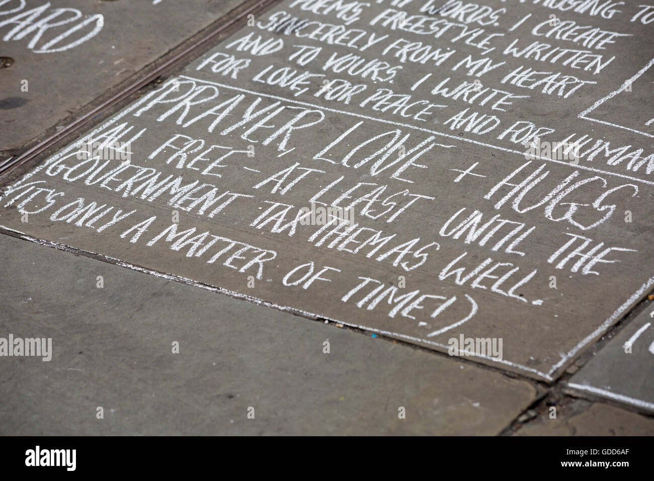 L'artista di strada scrivendo poesie in Chalk a Trafalgar Square a Londra nel mese di luglio Foto Stock