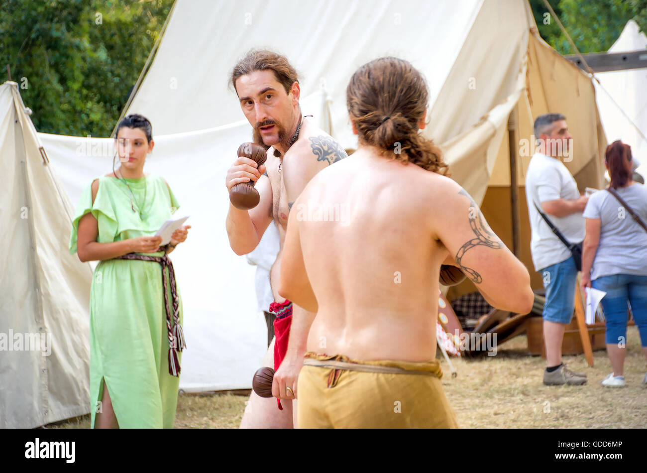 Monterenzio, Italia, 09 Luglio 2016 - due capelli lunghi fighters avente un duello durante un festival Celtico Foto Stock