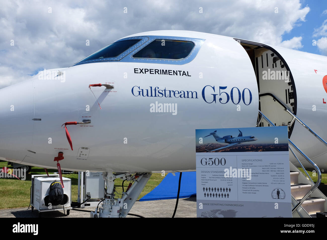 Un Gulfstream G500 jet privato in mostra all'Airshow di Farnborough vicino a Londra, in Inghilterra, nel 2016. Foto Stock